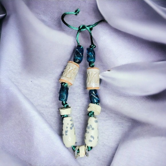 Hand-made necklace with ceramic and glass beads - Picture 3 of 8